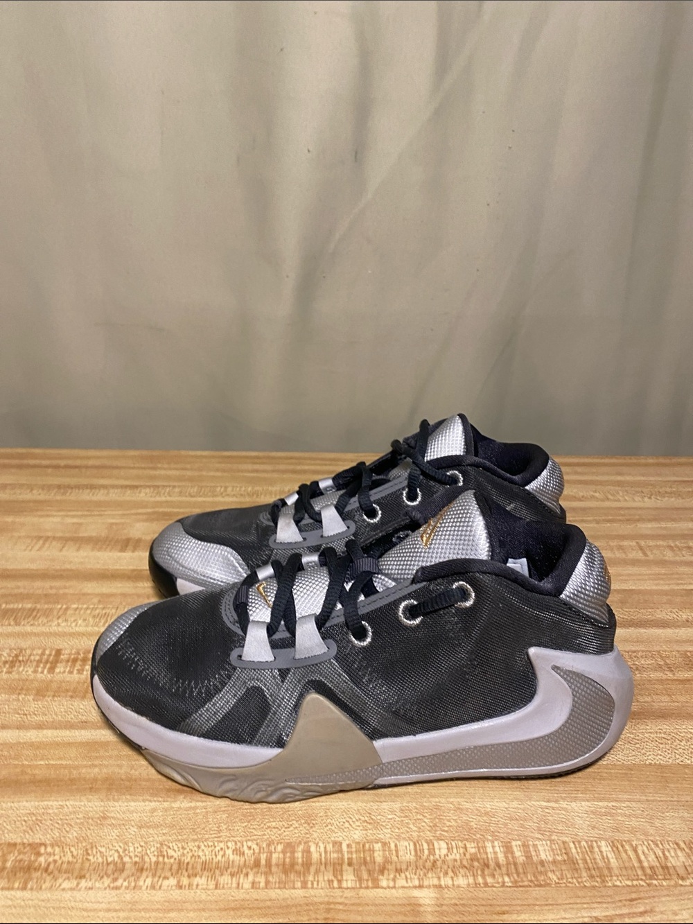 Nike Giannis Zoom Freak 1 Smoke Grey/ Metallic Silver / Black  (GS) Sneakers  4Y